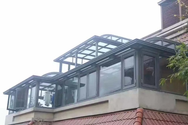 陽臺要不要封窗？如何設計使用密封陽臺？
